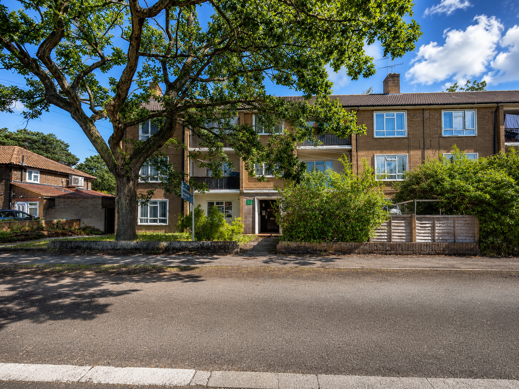 Property photo 1 of 16 Spacious 2 Bedroom Flat