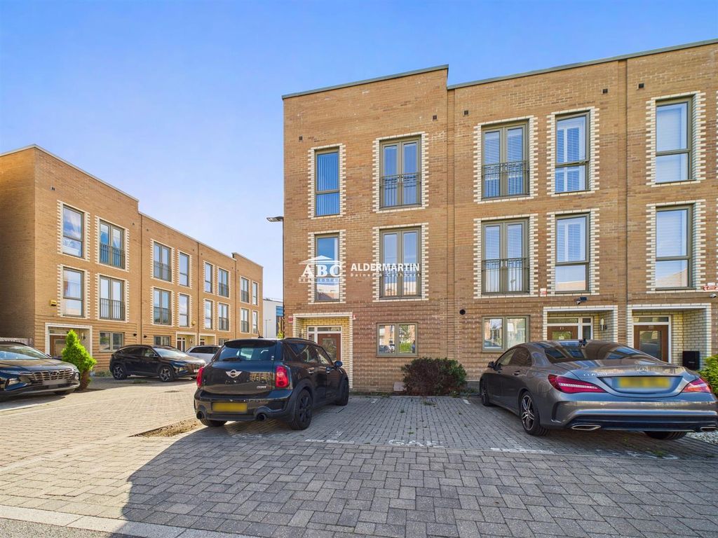 Property photo 1 of 18 Cam03827G0-Pr0088-Still018.Jpg