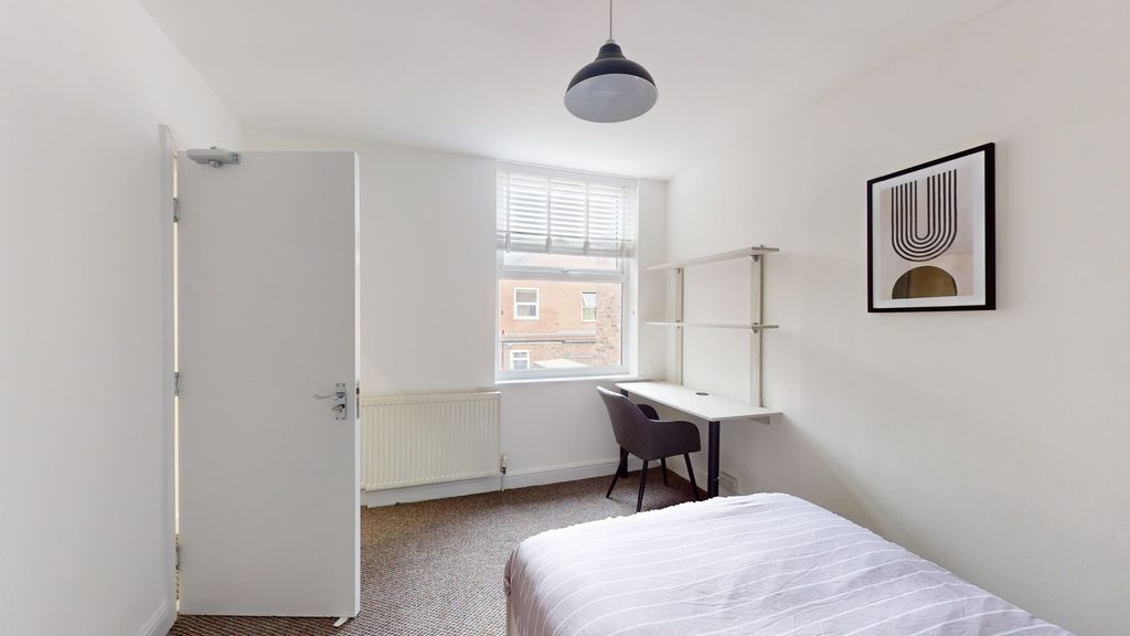 Property photo 3 of 15 A Bright And Inviting Double Bedroom Featuring Amp...