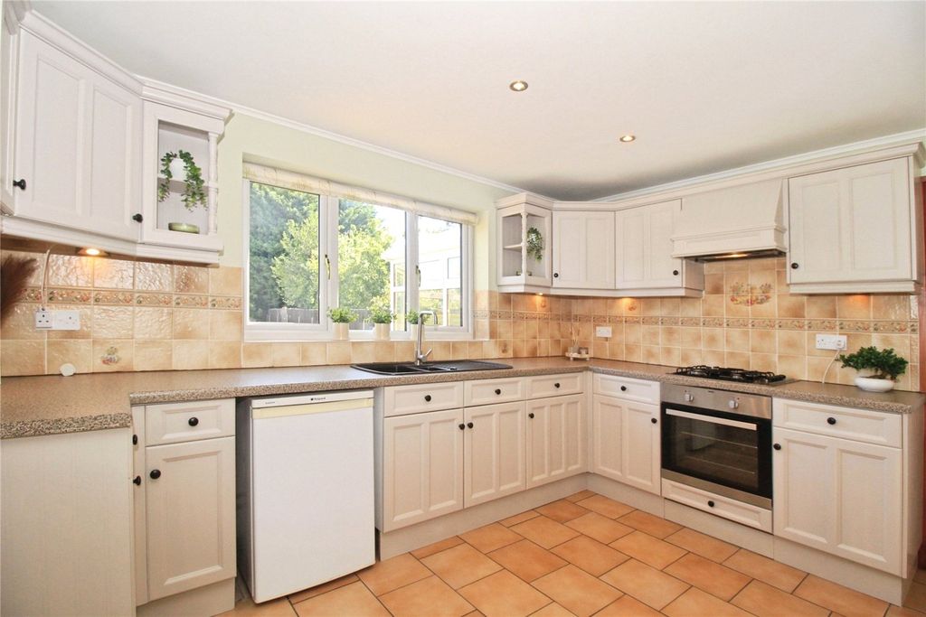 Property photo 2 of 16 Fitted Kitchen