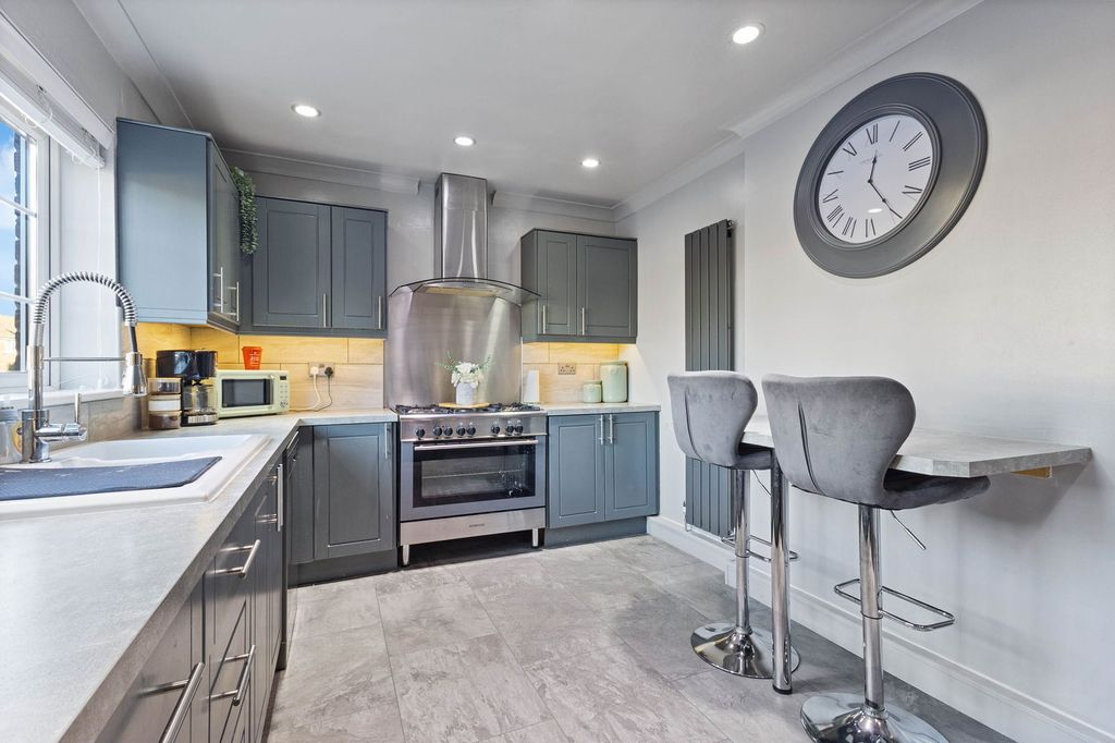 Property photo 3 of 25