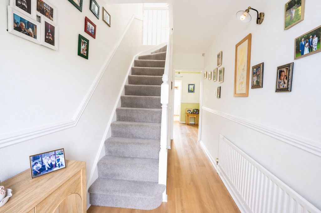 Property photo 2 of 21 Hallway