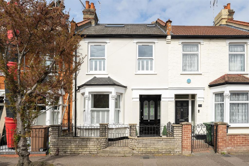 Property photo 1 of 41 Royston Avenue, E4