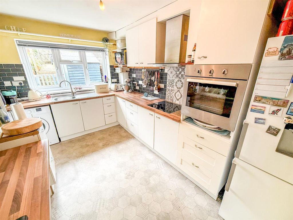 Property photo 3 of 17 Kitchen