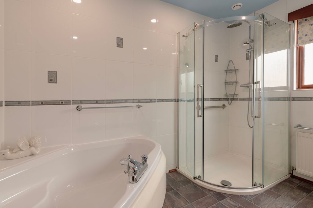 Property photo 2 of 20 Bathroom 1