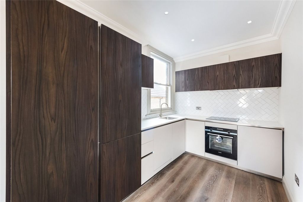 Property photo 2 of 9 Kitchen