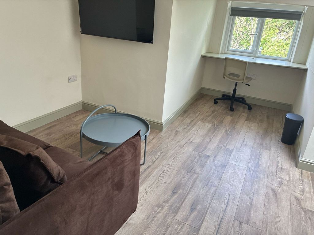 Property photo 3 of 4 Bright Lounge Area With Integrated Study Desk...