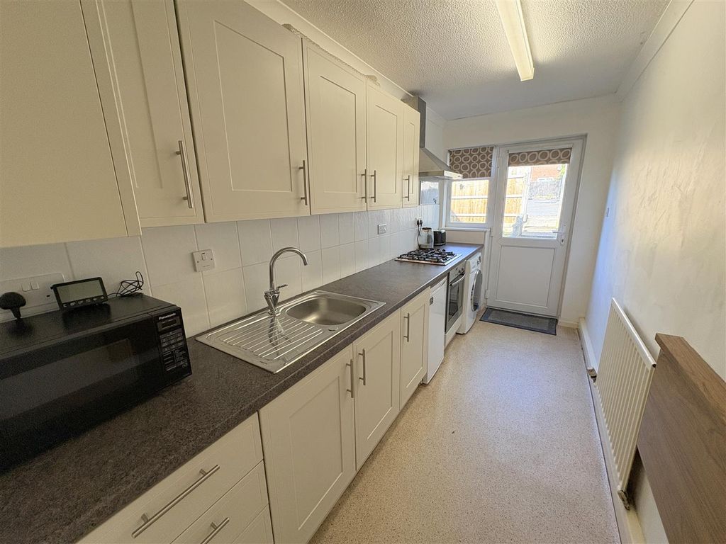 Property photo 3 of 11 Kitchen