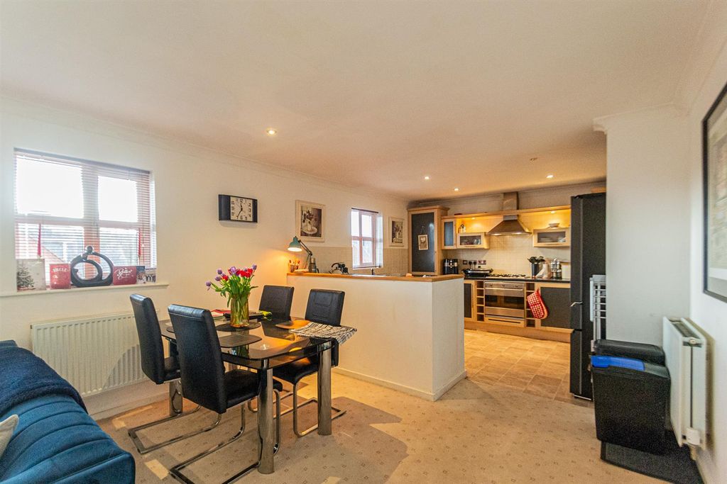 Property photo 3 of 17 Dining / Kitchen