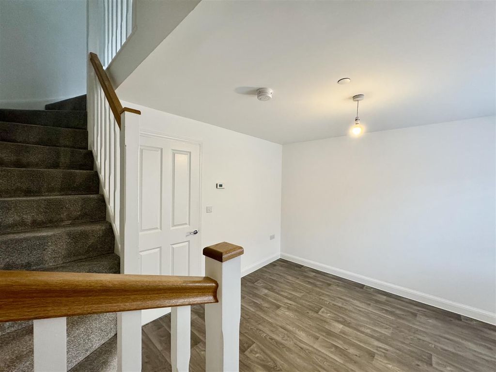 Property photo 3 of 13 Lounge