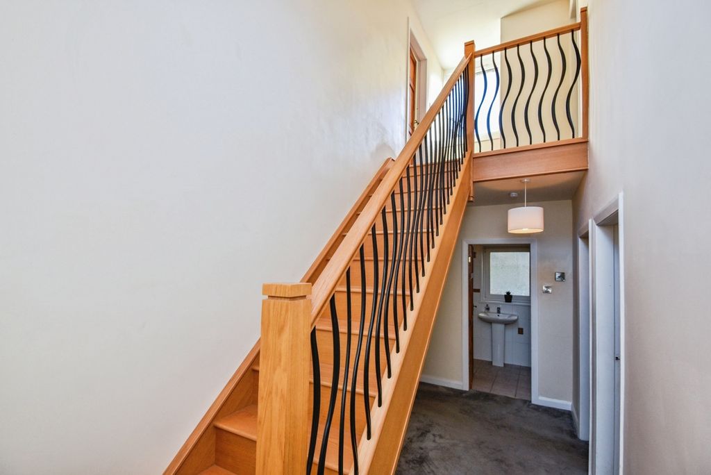 Property photo 3 of 18 Hallway