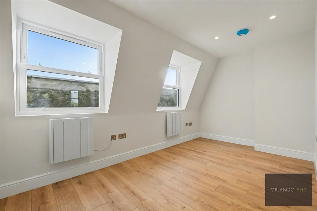 Property photo 3 of 12 258C Battersea Park Road Sw11 3Bp-2.Jpg