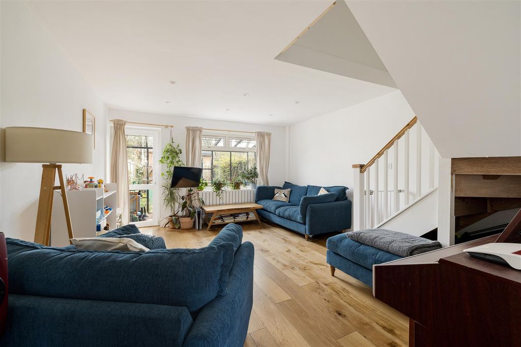 Property photo 2 of 31 Harrow Road, E11