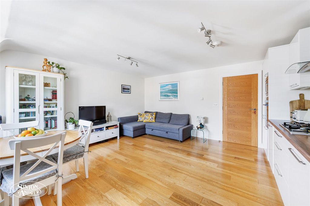 Property photo 3 of 11 Flat 5  Harrington Court-4.Jpg