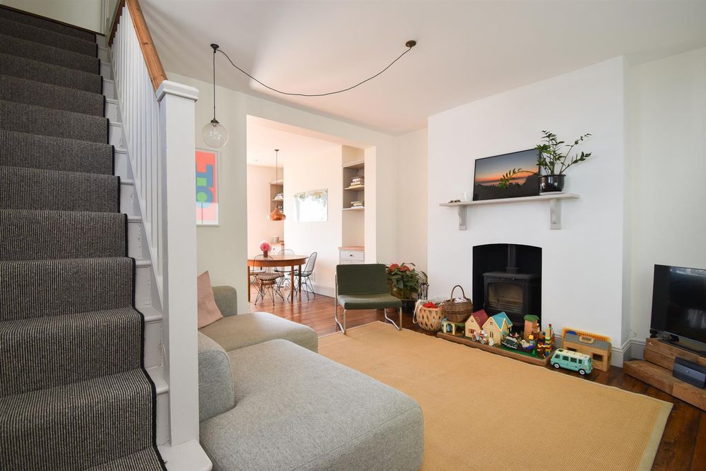 Property photo 3 of 16 Living Space