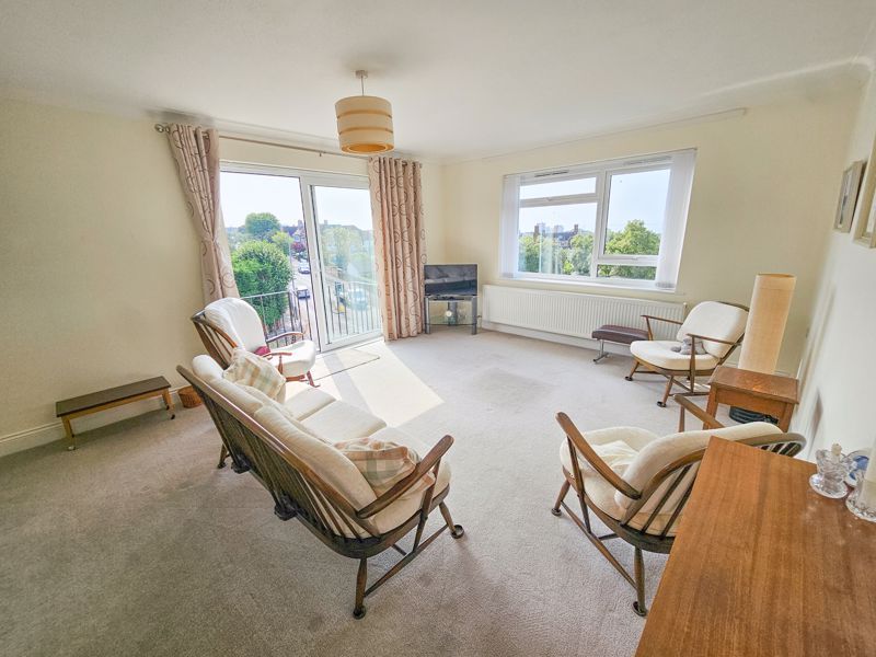 Property photo 3 of 16 Lounge