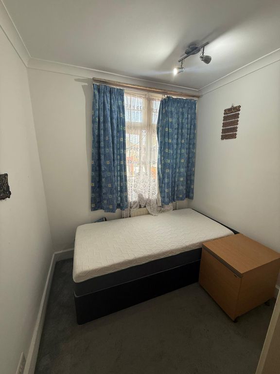 Property photo 1 of 3 A Single Room Is Available To Rent In A House Located In Ig11.