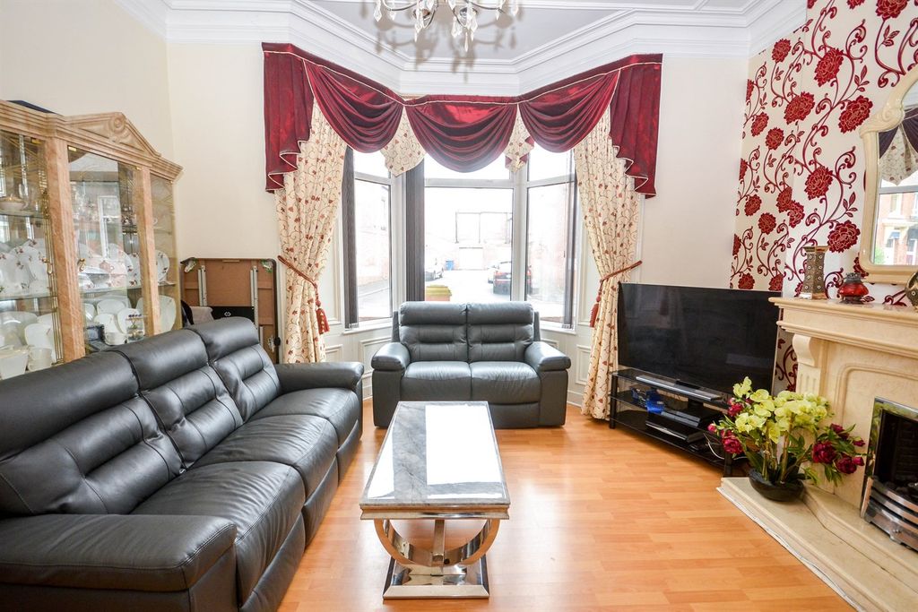 Property photo 2 of 15 Lounge