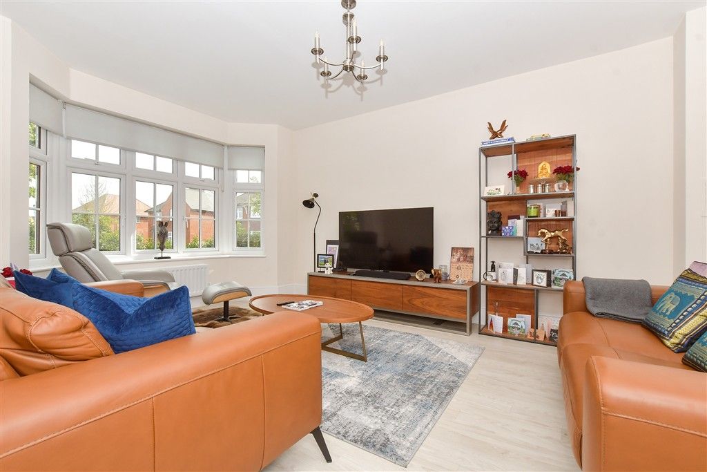 Property photo 2 of 14 Lounge