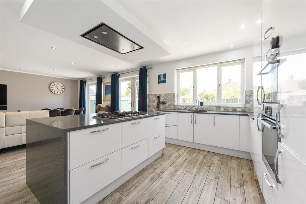 Property photo 3 of 18 8 Witherford Croft, Solihull, B91 1Tu_22.Jpg