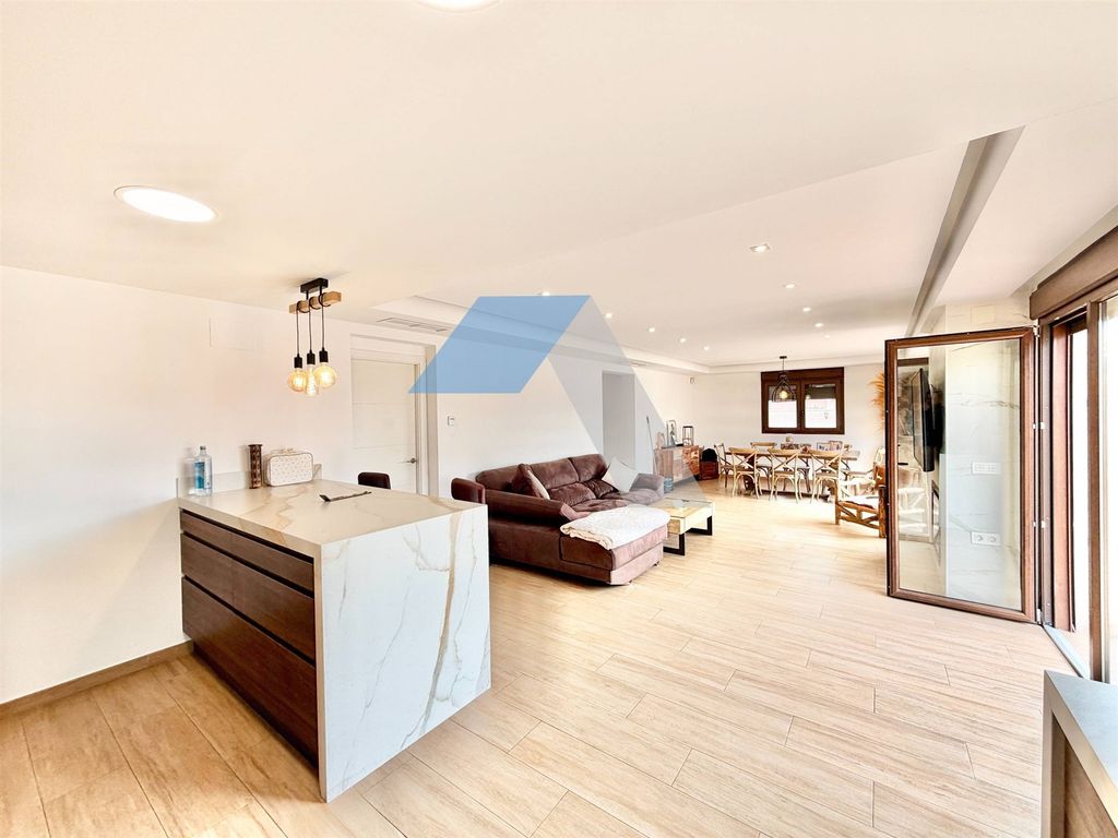 Property photo 2 of 35