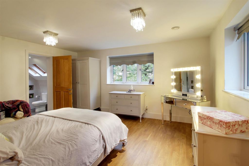 Additional image 8 of 5 bed detached house for salePeplins Way, Brookmans Park AL9