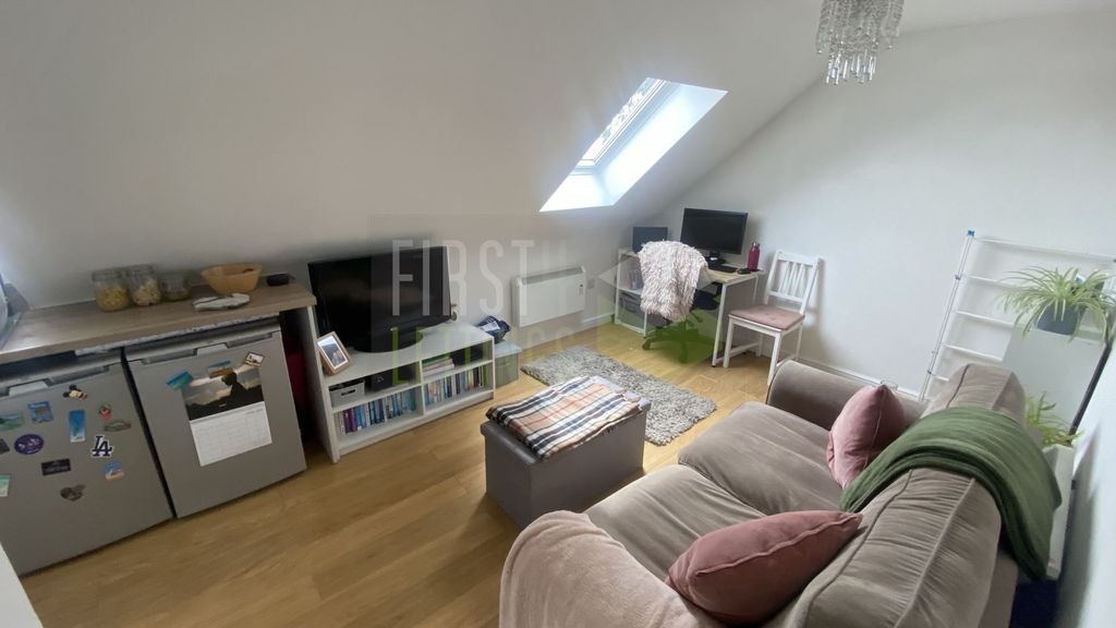 Property photo 1 of 8 Photo 5