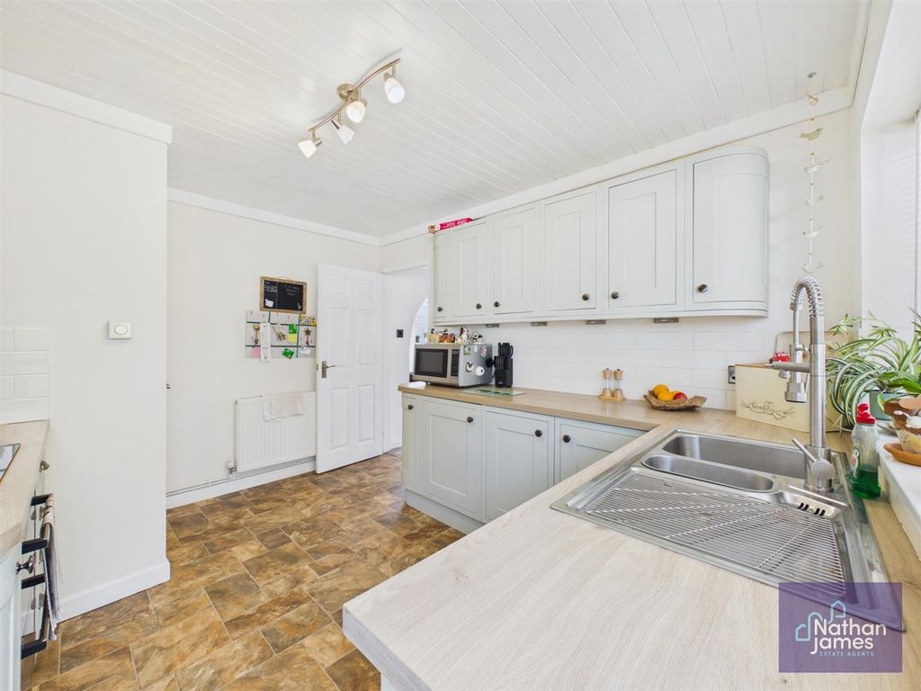 Property photo 3 of 34 Kitchen