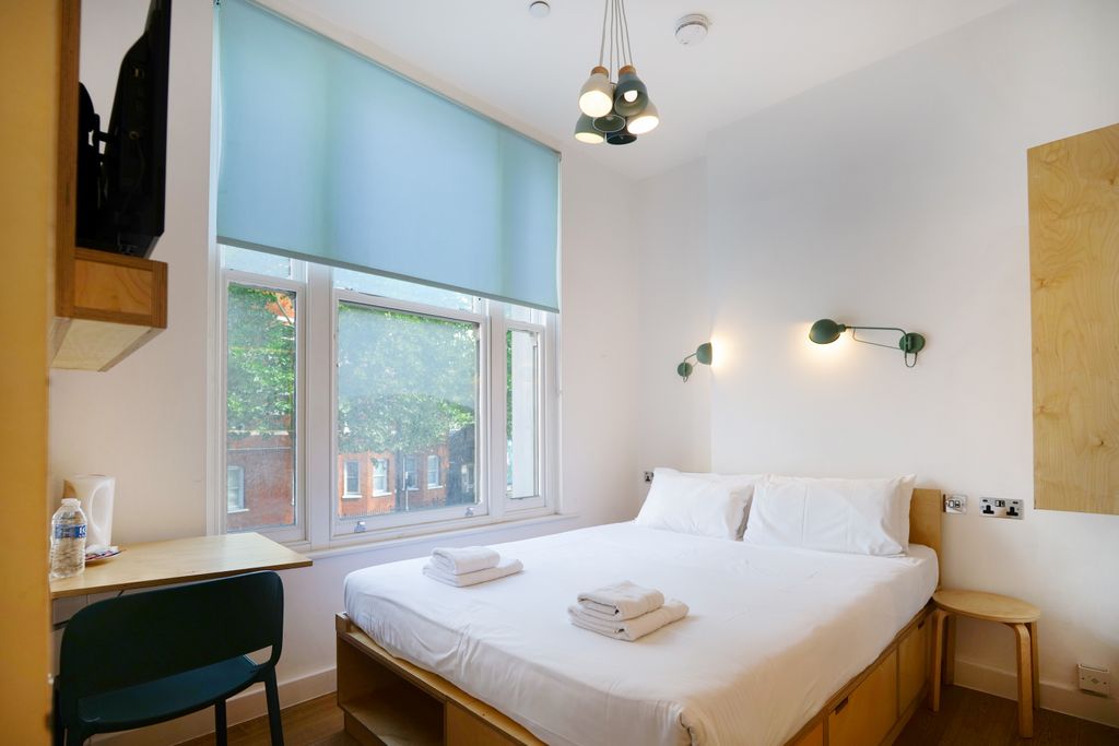 Property photo 1 of 4 Studio To Rent