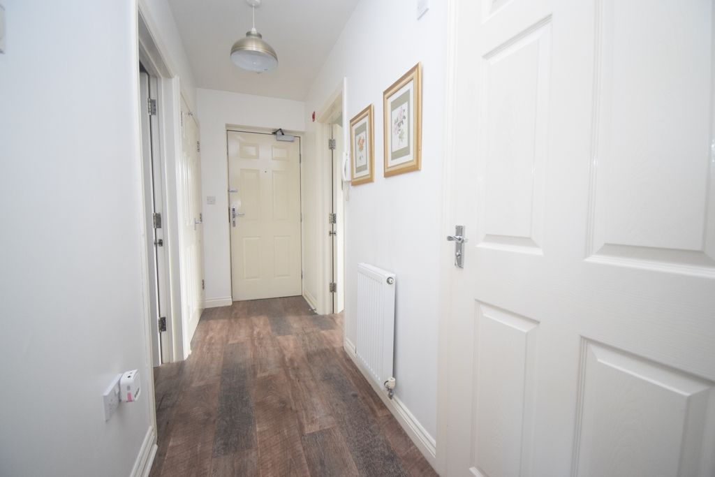 Property photo 2 of 9 Hall