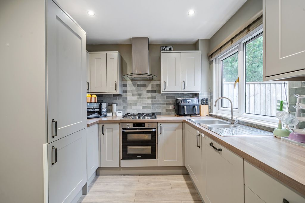 Property photo 3 of 22 1513975-11-1A0616...