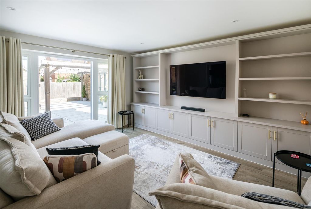 Property photo 2 of 23 6 Reeves Crescent Internals-7.Jpg