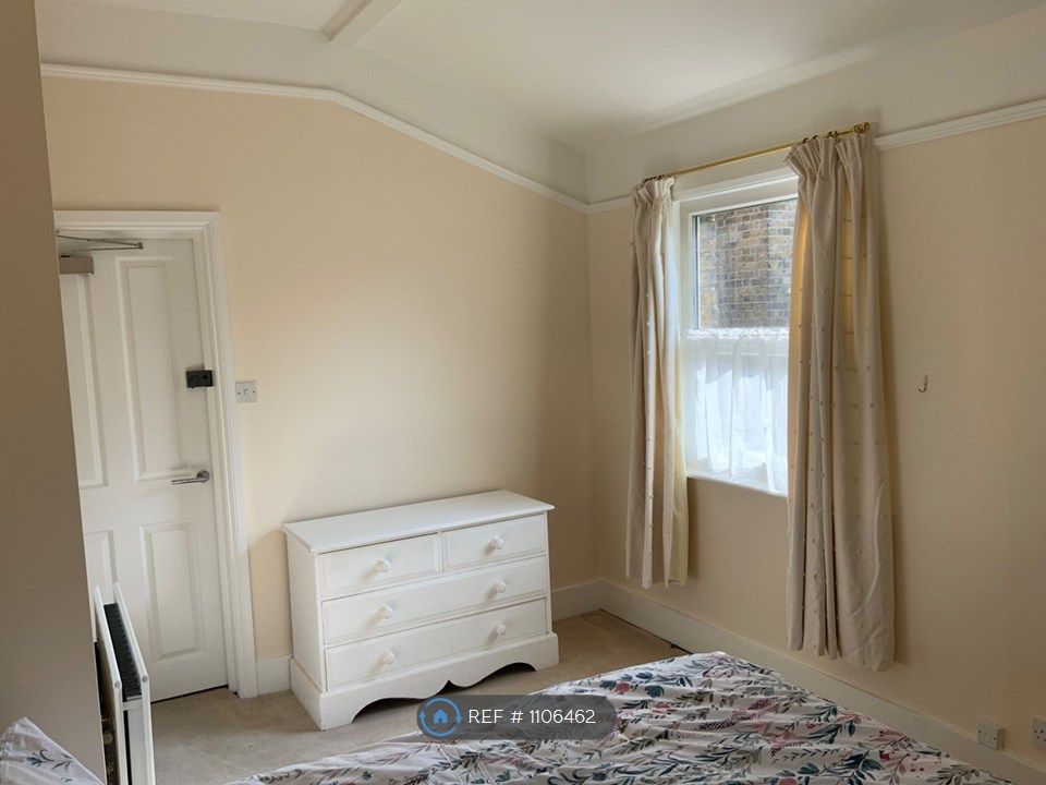Property photo 1 of 29 Ensuite Bedroom