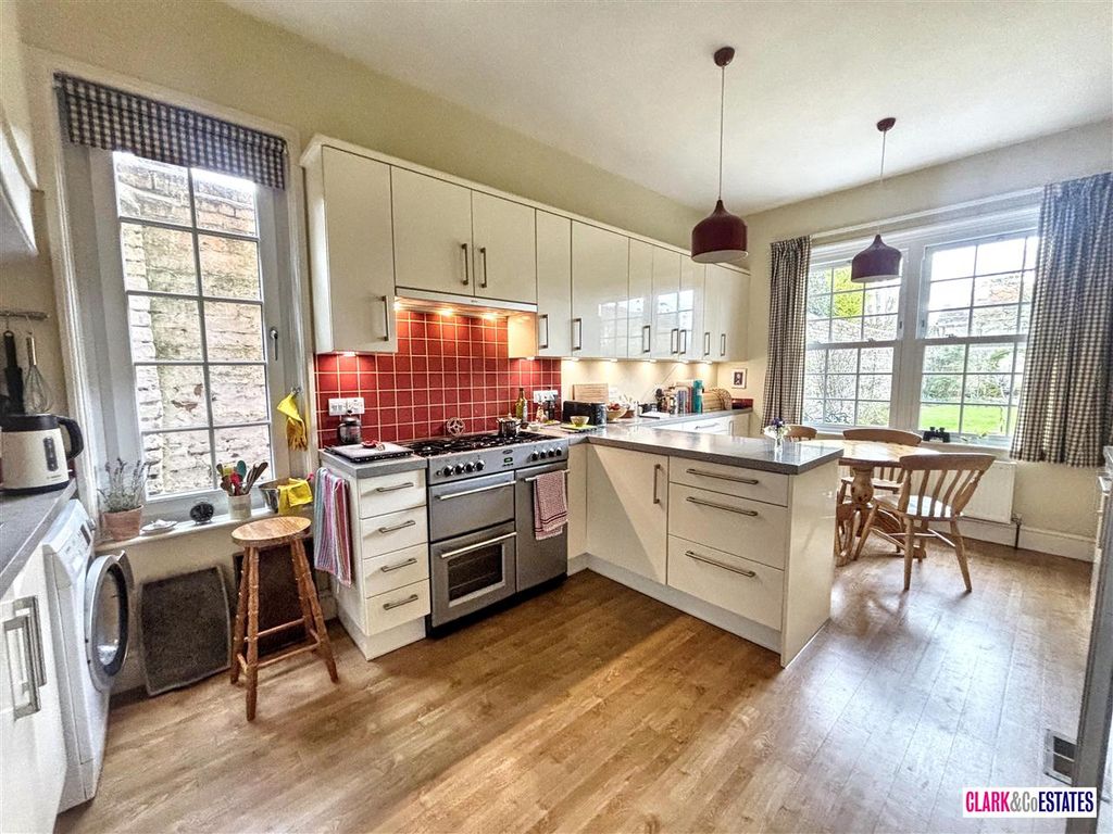 Property photo 3 of 18 Kitchen