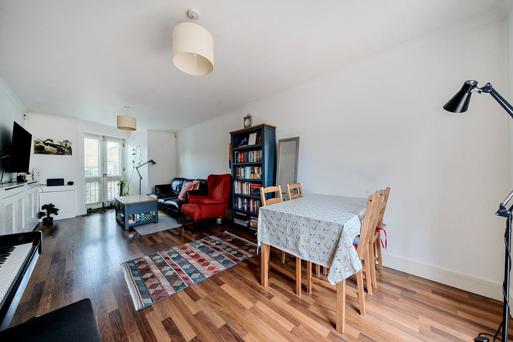 Property photo 1 of 19 Lounge