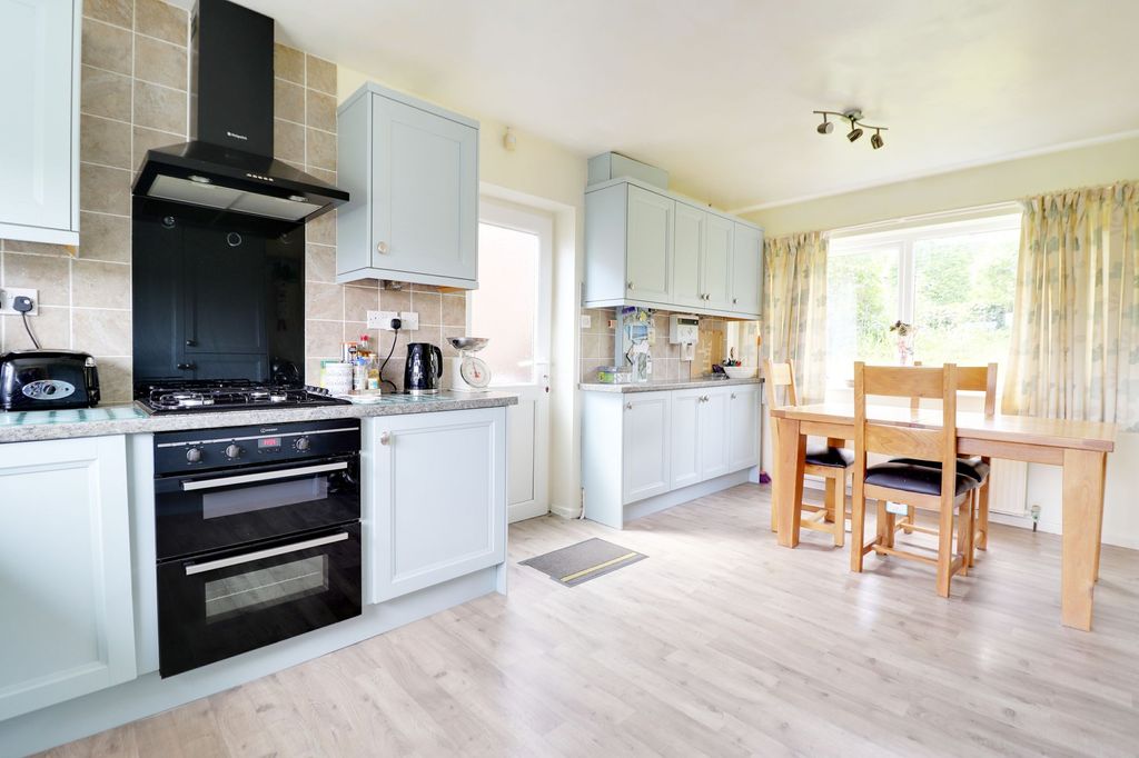 Property photo 2 of 18 Breakfast Kitchen