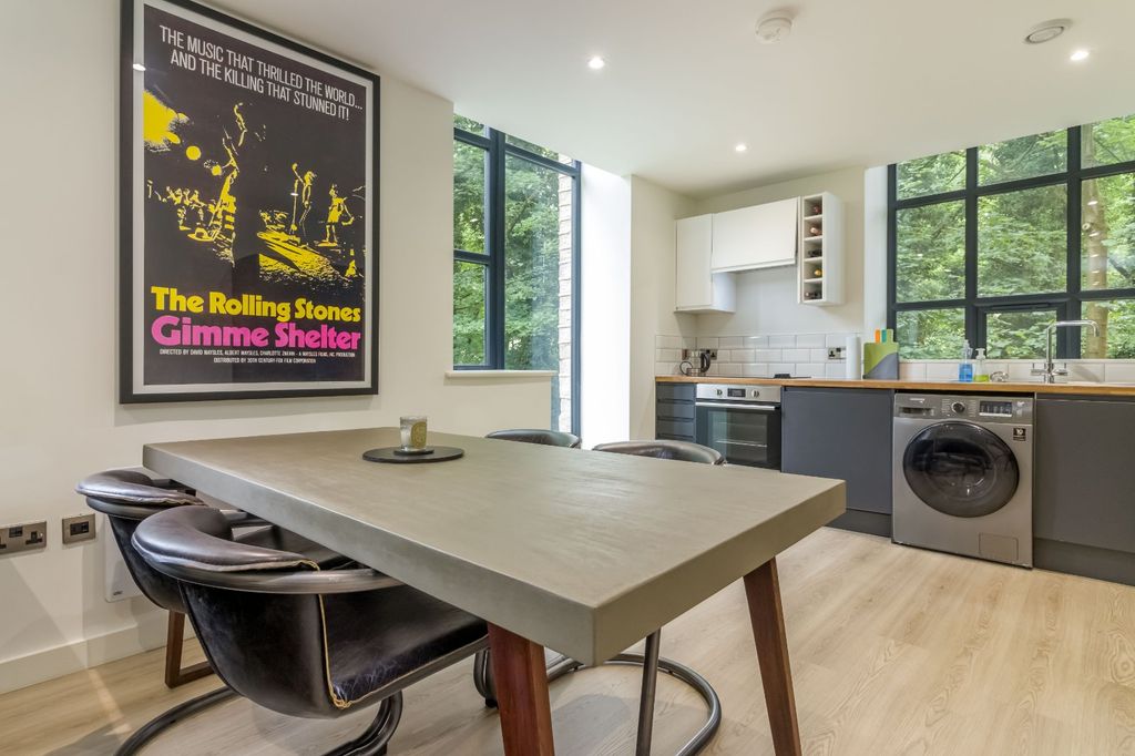 Property photo 3 of 11 Living Kitchen