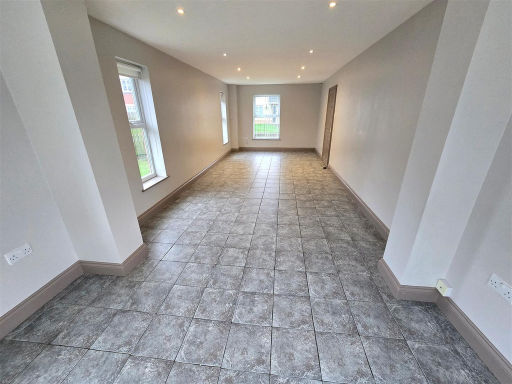 Property photo 3 of 17 Lounge 2