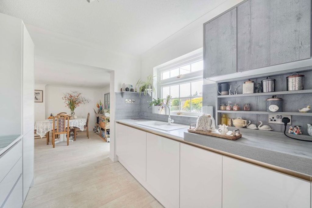 Property photo 3 of 18 Kitchen