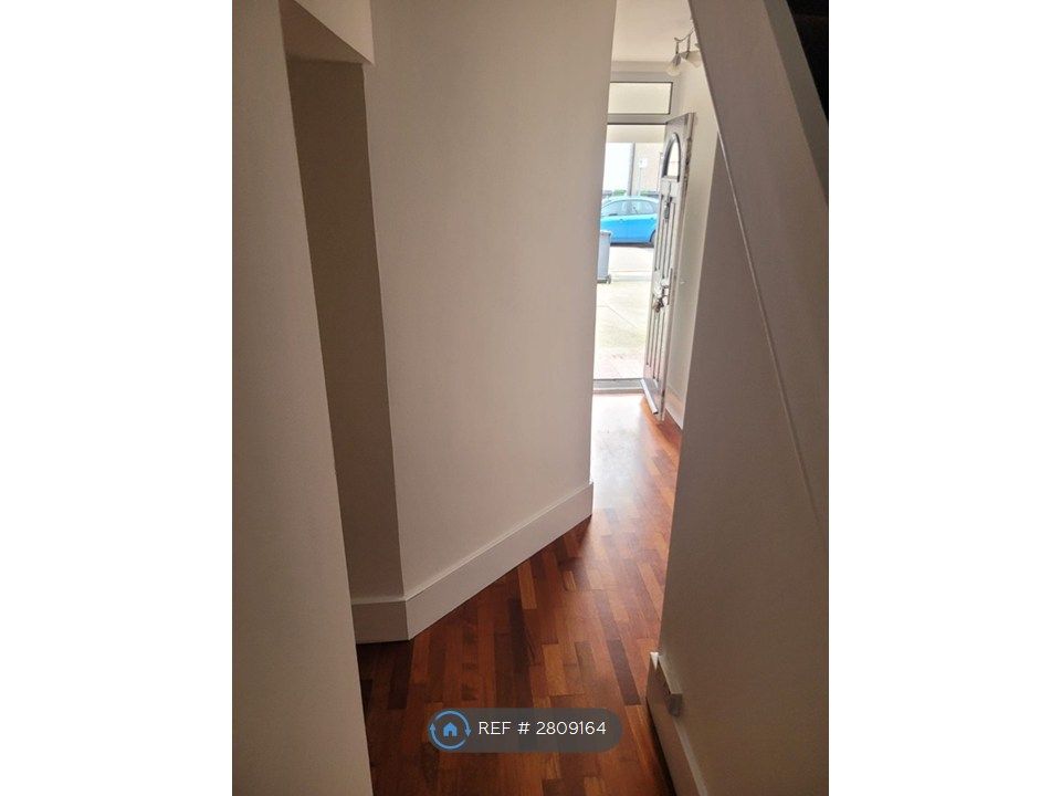 Property photo 3 of 7 Entrance Hallway