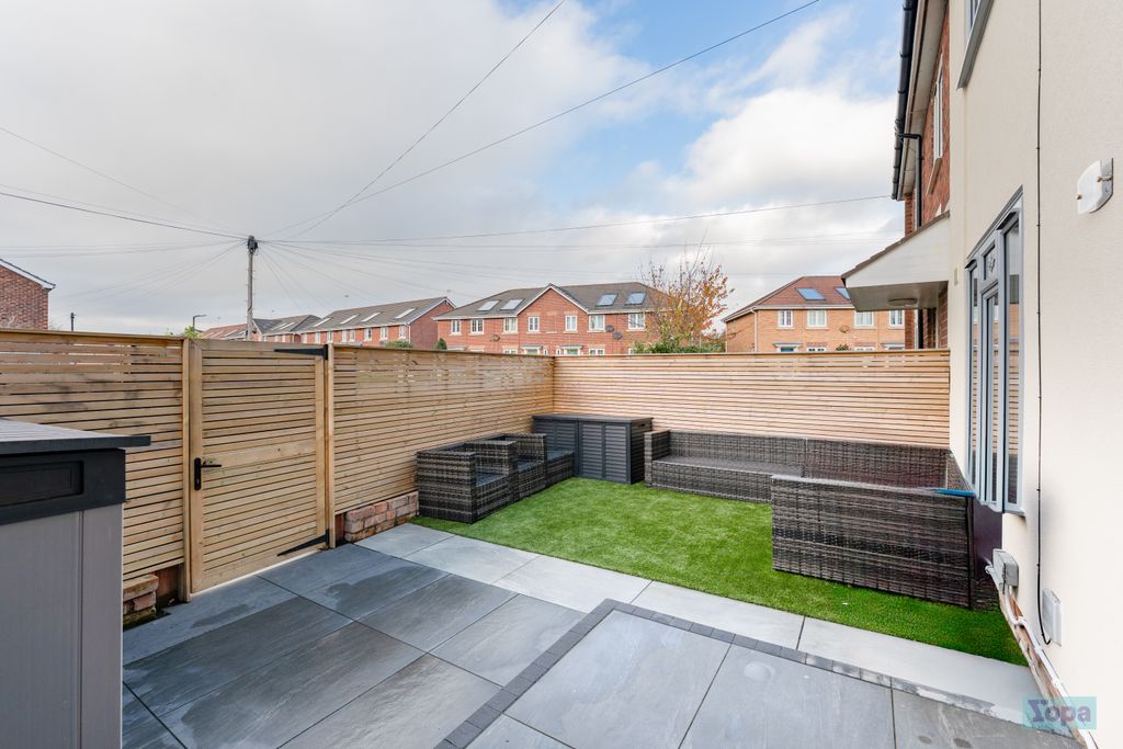 Property photo 2 of 20 Front Garden