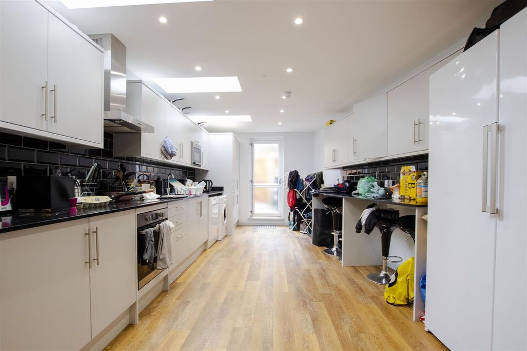 Property photo 3 of 13 Approach