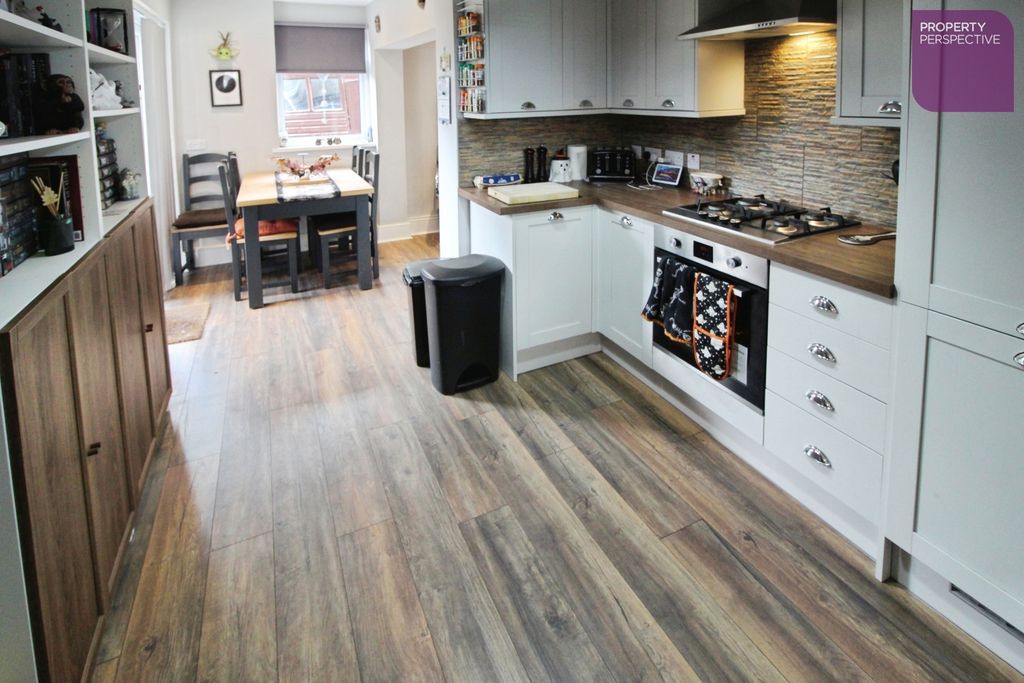 Property photo 3 of 9 Dining Kitchen