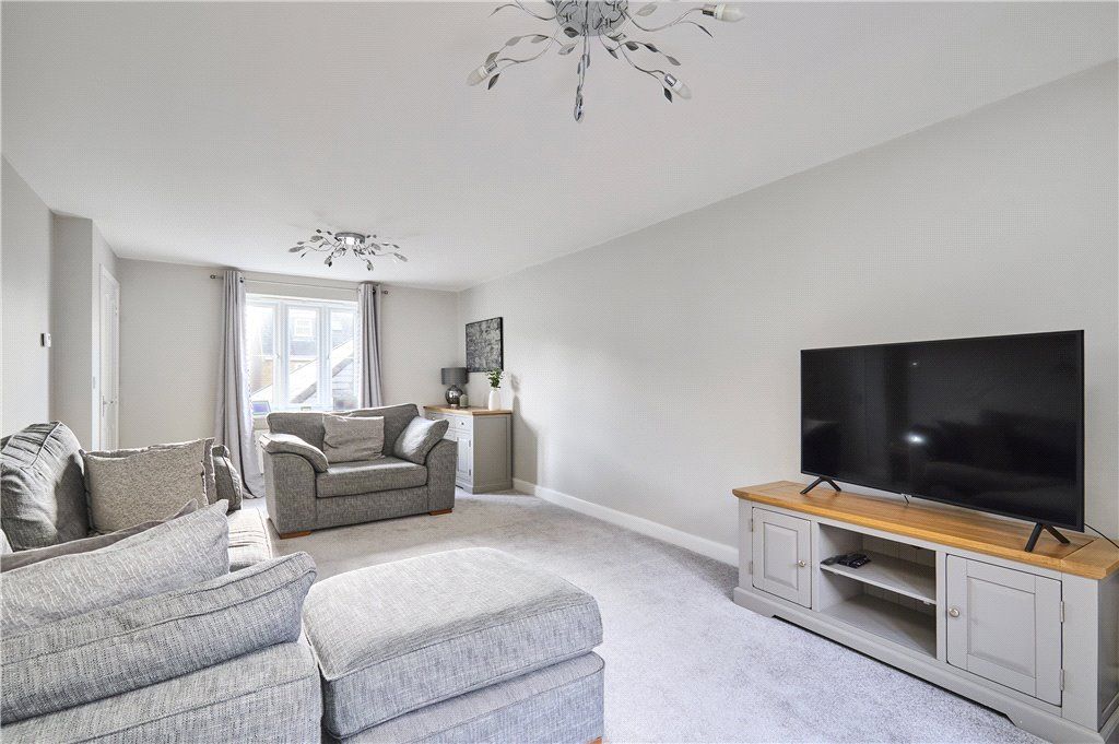 Property photo 3 of 31 Living Room