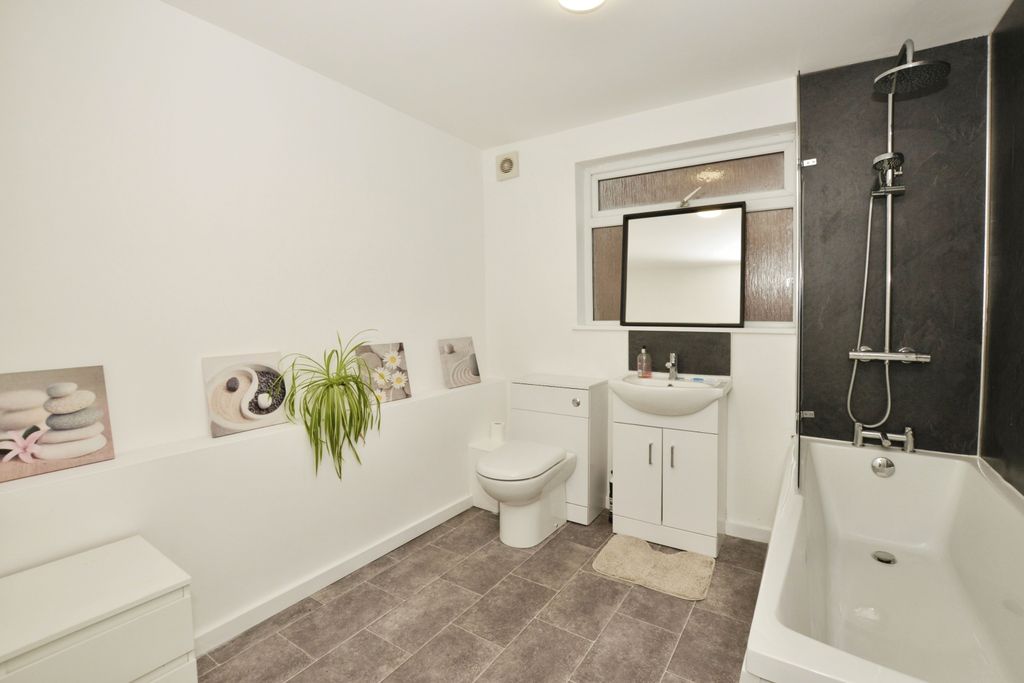 Property photo 2 of 16 Bathroom