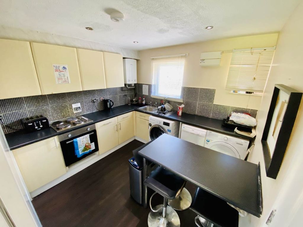 Property photo 2 of 7 Kitchen