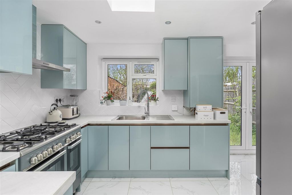 Property photo 2 of 16 37 Neithrop Avenue, Banbury-11.Jpg