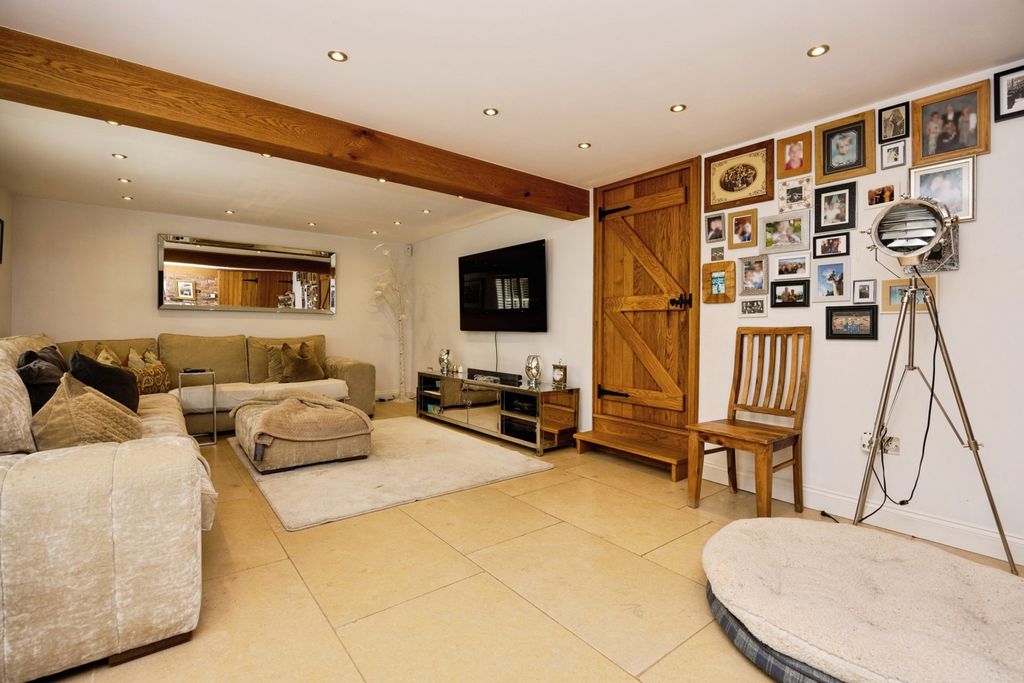 Property photo 2 of 17 Photo
