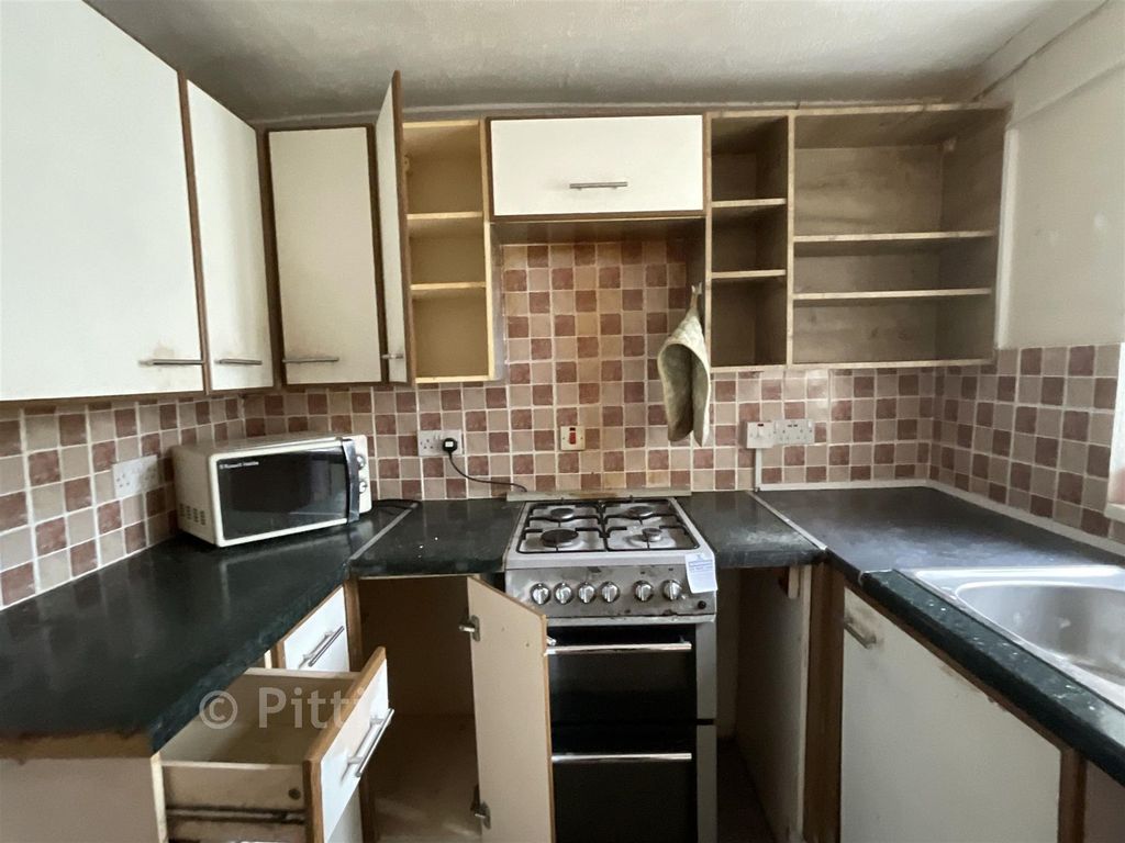 Property photo 3 of 8 Kitchen