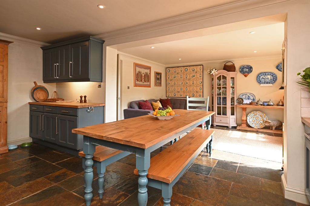 Property photo 2 of 34 04